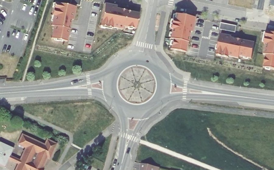 Vue aérienne du Rond-point anonyme n°627548564