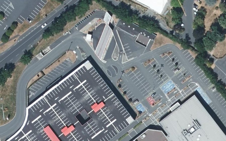 Vue aérienne du Rond-point anonyme n°627783096