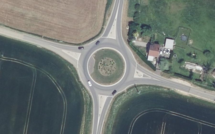 Vue aérienne du Rond-point anonyme n°627796479