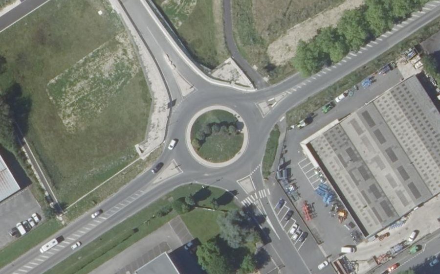 Vue aérienne du Rond-point anonyme n°627897201