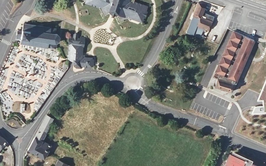 Vue aérienne du Rond-point anonyme n°628288667