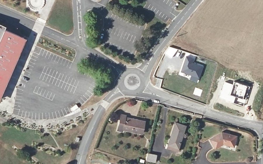 Vue aérienne du Rond-point anonyme n°628288669