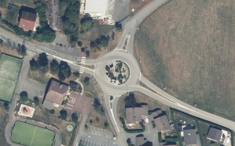 Vue aérienne du Rond-point anonyme n°62829439