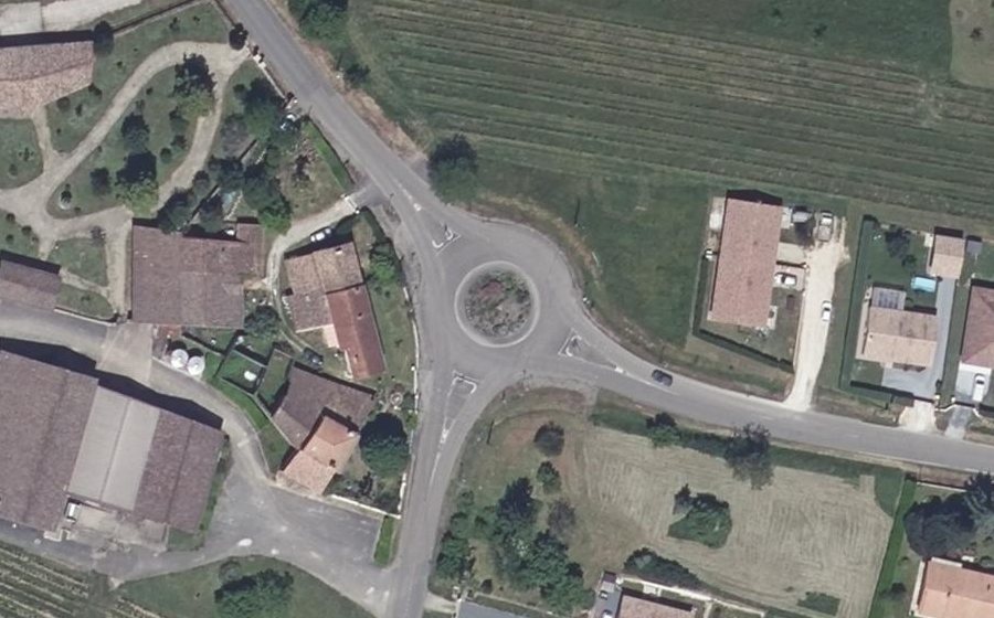 Vue aérienne du Rond-point anonyme n°628413634