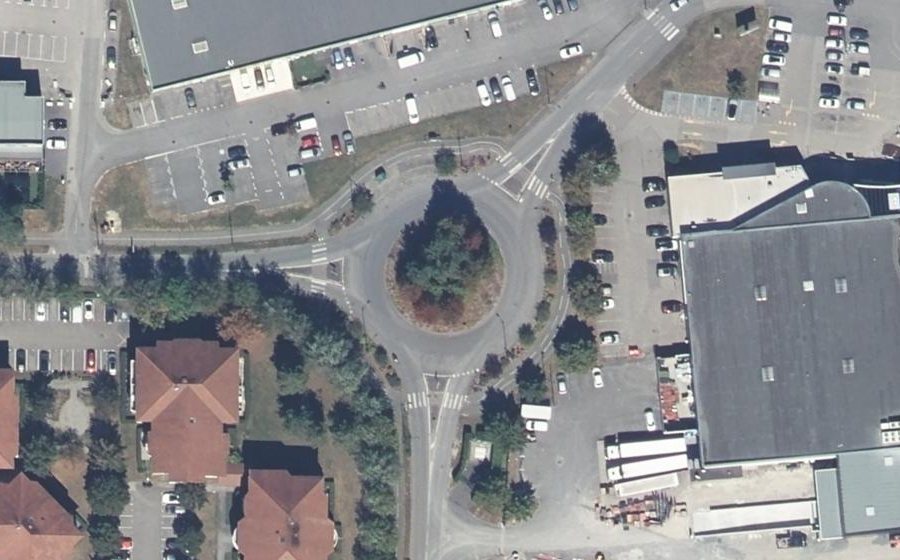 Vue aérienne du Rond-point anonyme n°628533090