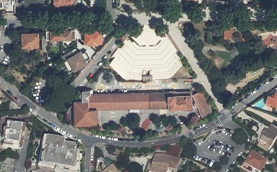 Vue aérienne du Rond-point anonyme n°628584925