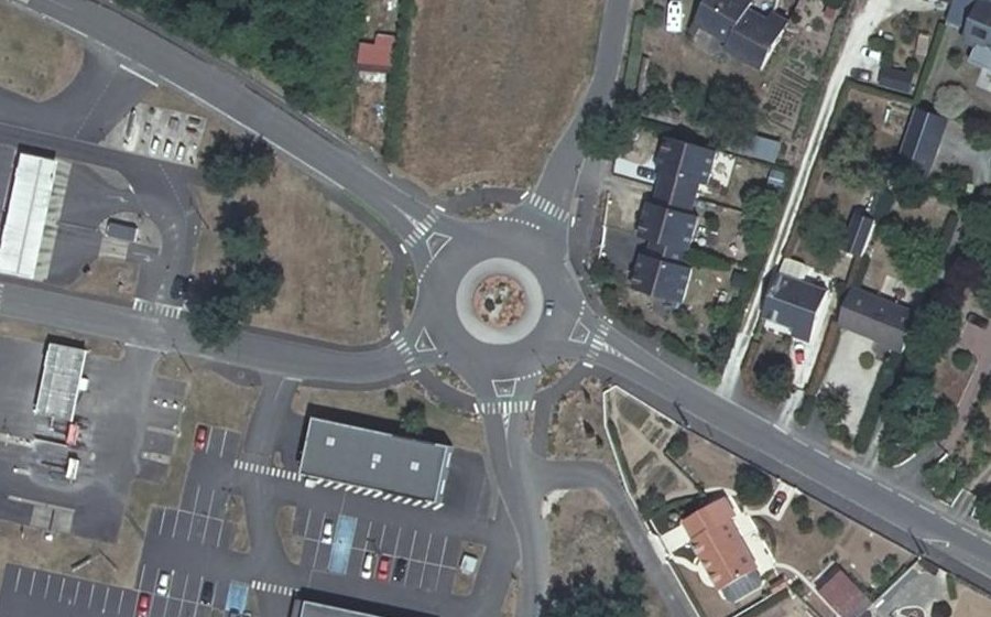 Vue aérienne du Rond-point anonyme n°628651637