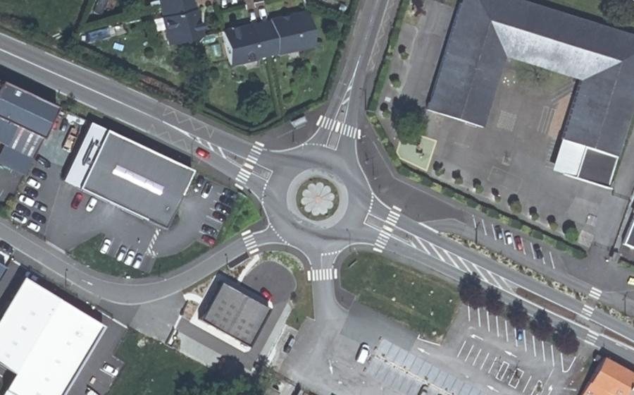 Vue aérienne du Rond-point anonyme n°628780472
