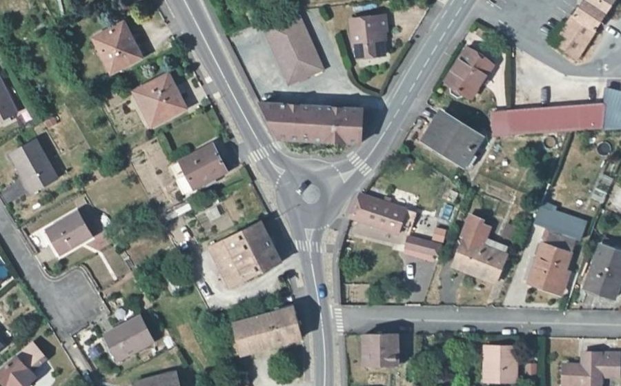 Vue aérienne du Rond-point anonyme n°628802817