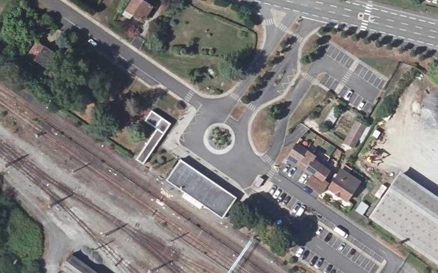 Vue aérienne du Rond-point anonyme n°628813750