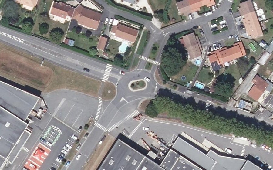 Vue aérienne du Rond-point anonyme n°628819012