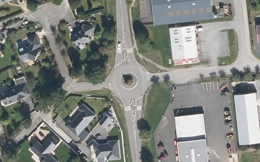 Vue aérienne du Rond-point anonyme n°628905328