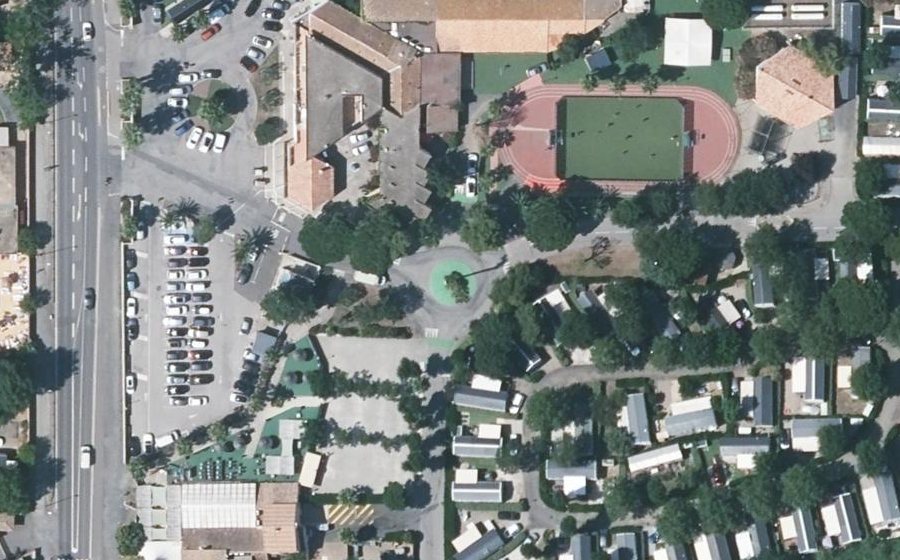 Vue aérienne du Rond-point anonyme n°629165742