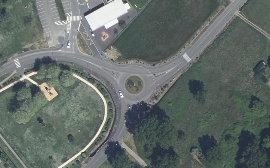Vue aérienne du Rond-point anonyme n°62941055