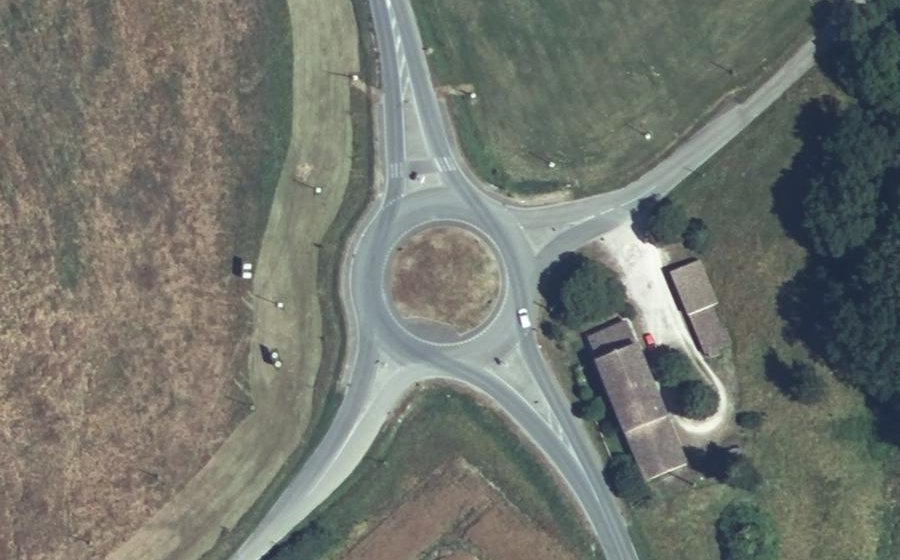 Vue aérienne du Rond-point anonyme n°629576427