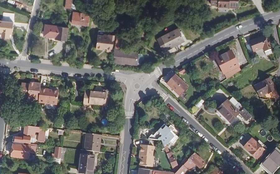Vue aérienne du Rond-point anonyme n°629624113