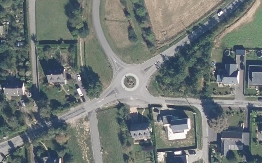 Vue aérienne du Rond-point anonyme n°629964768