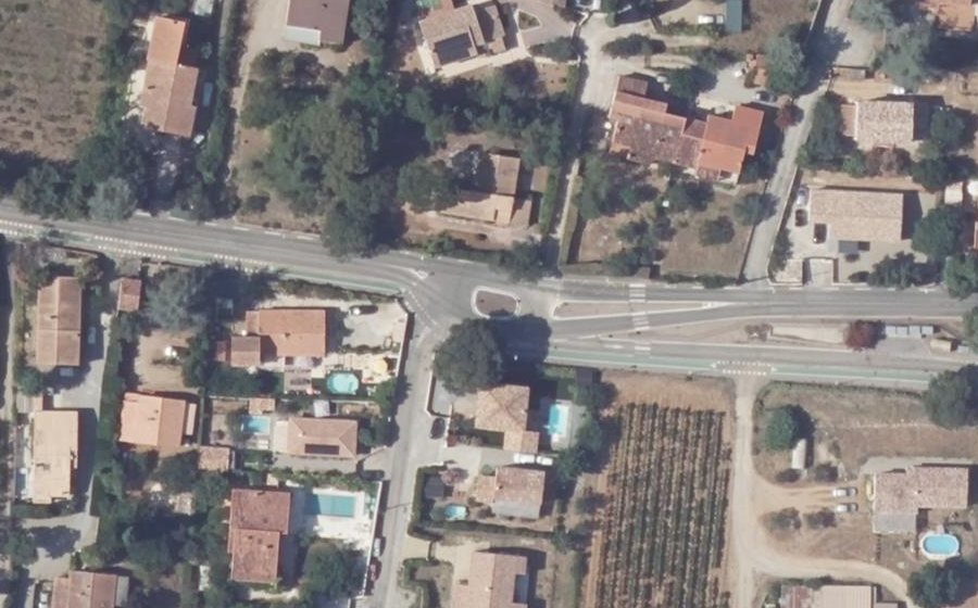 Vue aérienne du Rond-point anonyme n°630241421