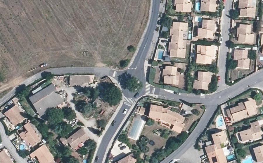 Vue aérienne du Rond-point anonyme n°630291914