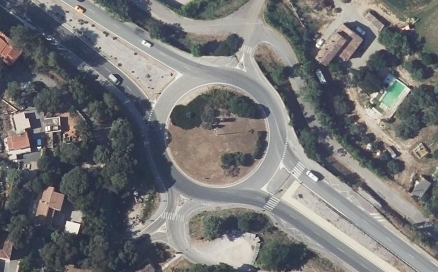 Vue aérienne du Rond-point anonyme n°630337087