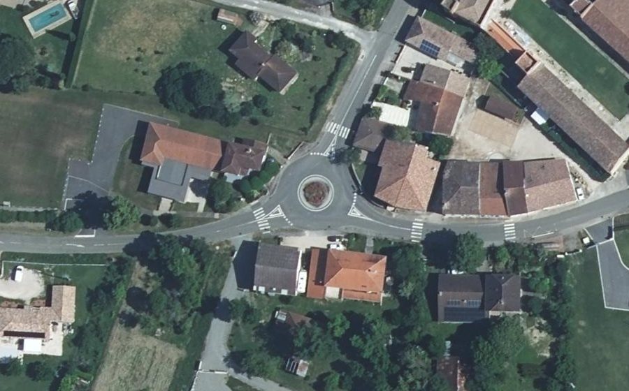 Vue aérienne du Rond-point anonyme n°63035838