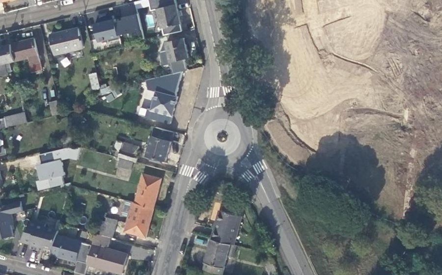 Vue aérienne du Rond-point anonyme n°630358499
