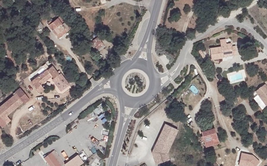 Vue aérienne du Rond-point anonyme n°630523113