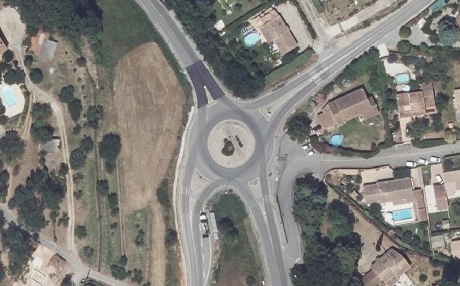 Vue aérienne du Rond-point anonyme n°630524429