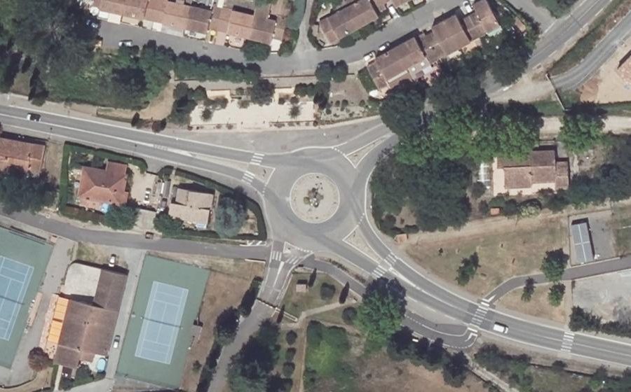 Vue aérienne du Rond-point anonyme n°630526359