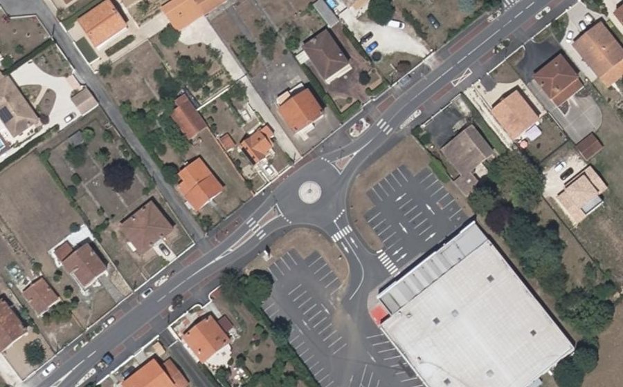 Vue aérienne du Rond-point anonyme n°630677750