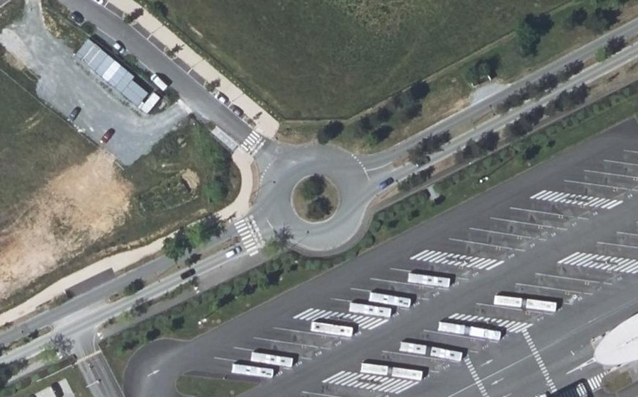 Vue aérienne du Rond-point anonyme n°630711878