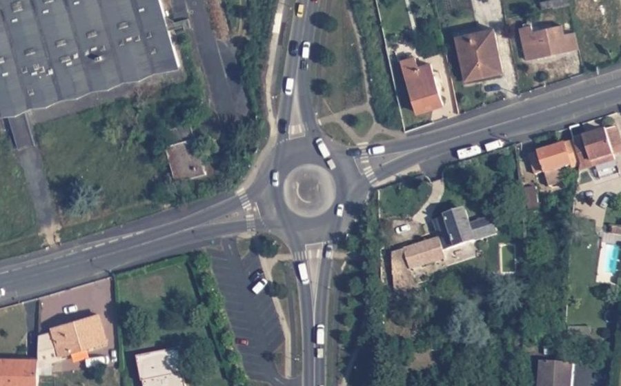 Vue aérienne du Rond-point anonyme n°63079536