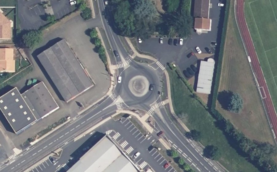 Vue aérienne du Rond-point anonyme n°63079547