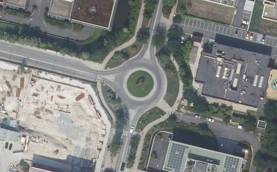 Vue aérienne du Rond-point anonyme n°63082439