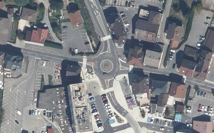 Vue aérienne du Rond-point anonyme n°630880552