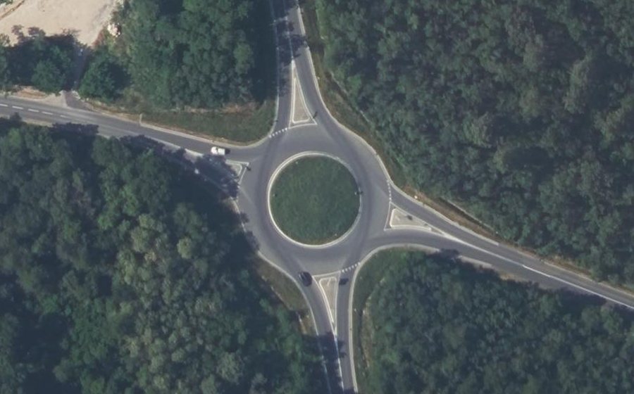 Vue aérienne du Rond-point anonyme n°630980718
