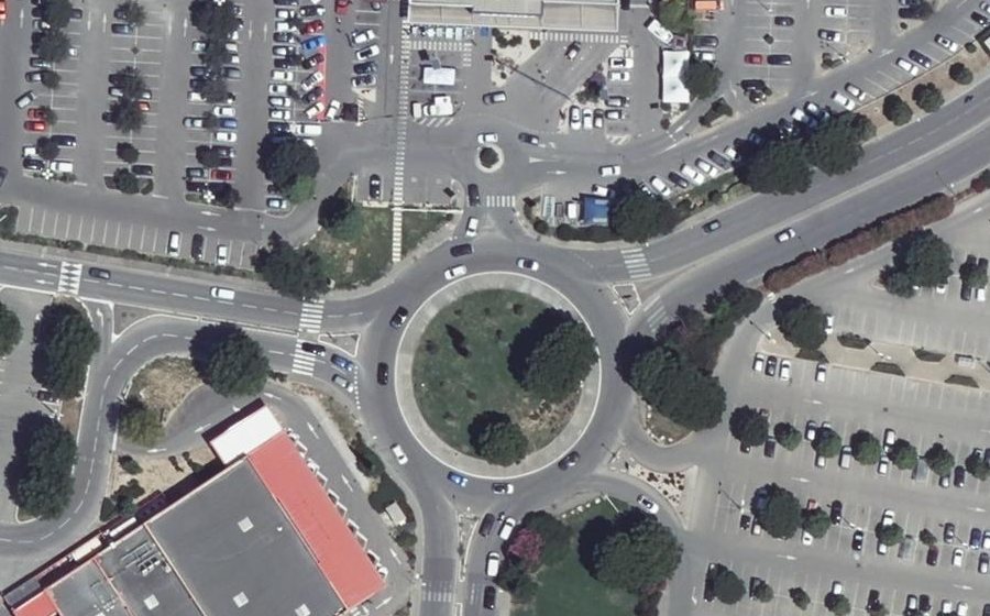 Vue aérienne du Rond-point anonyme n°631609424
