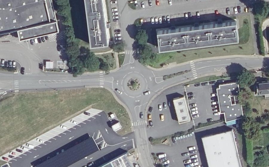 Vue aérienne du Rond-point anonyme n°631624608