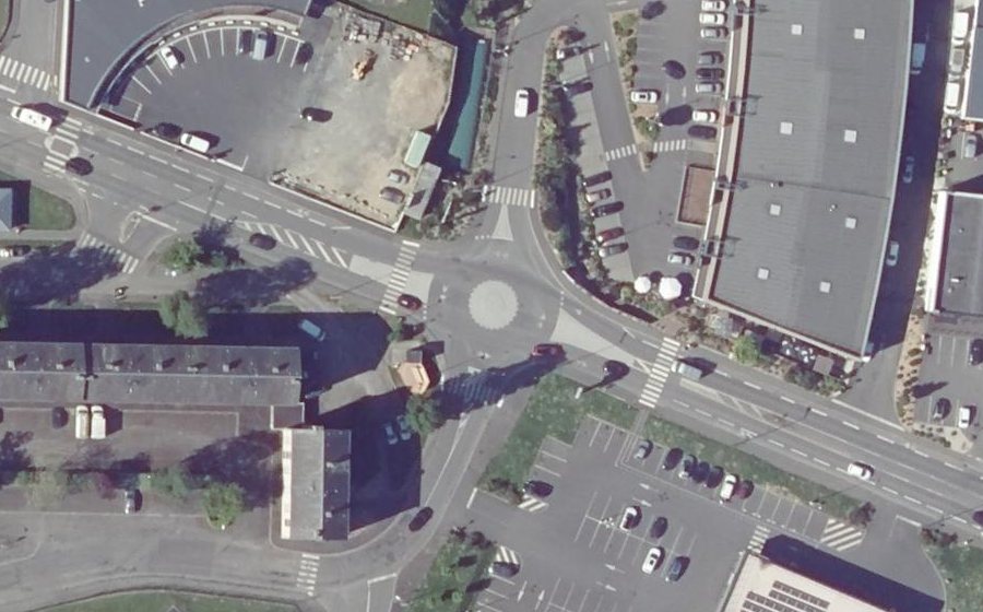 Vue aérienne du Rond-point anonyme n°631657881