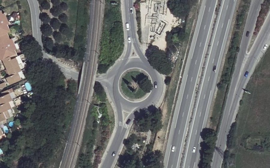 Vue aérienne du Rond-point anonyme n°631881763