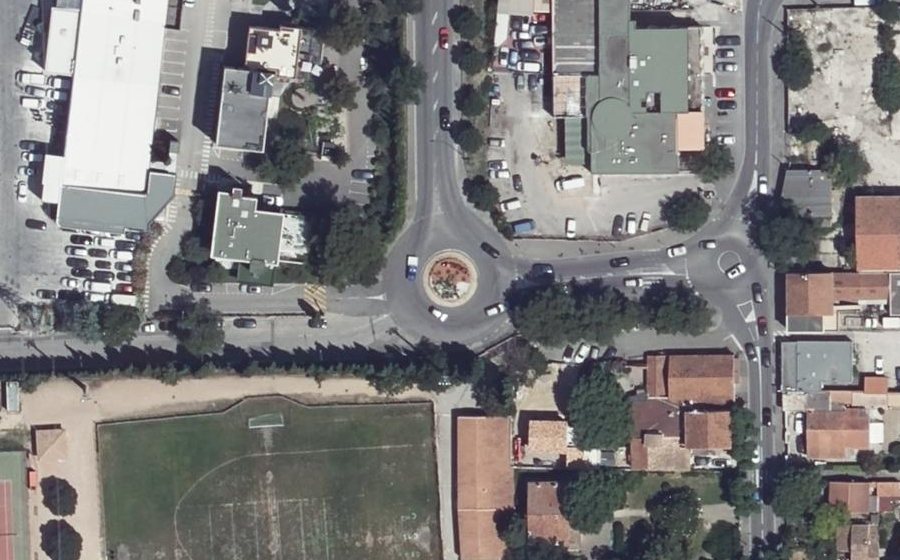 Vue aérienne du Rond-point anonyme n°631924789