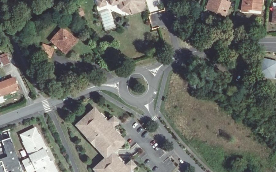 Vue aérienne du Rond-point anonyme n°63195041