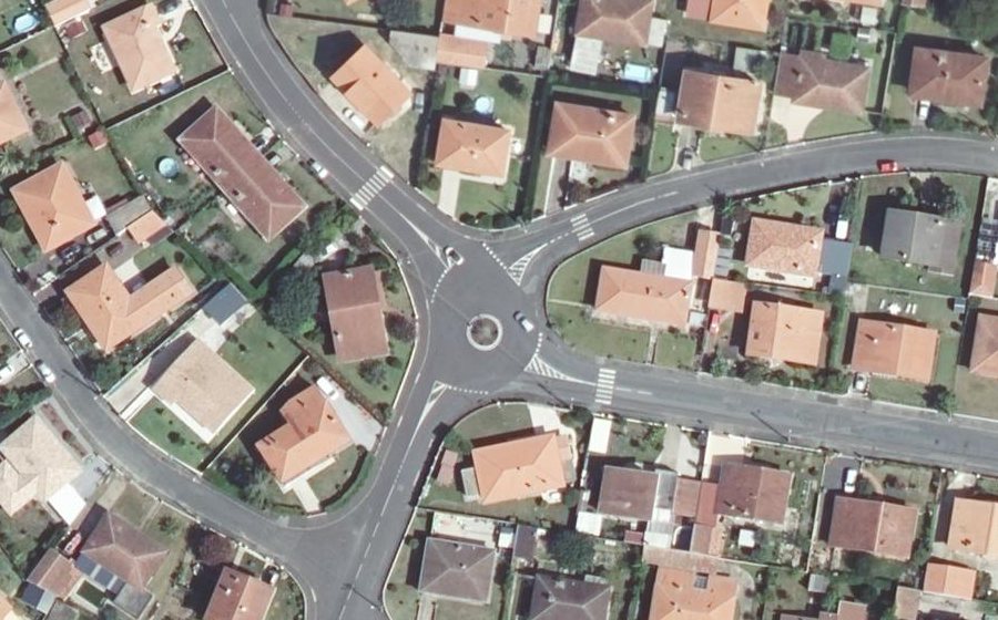 Vue aérienne du Rond-point anonyme n°63195050