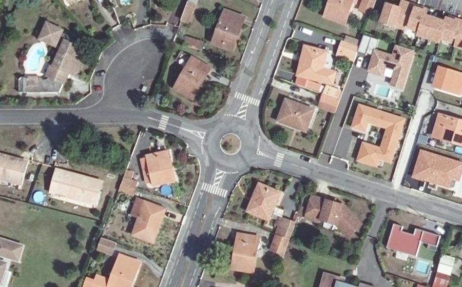 Vue aérienne du Rond-point anonyme n°63195055
