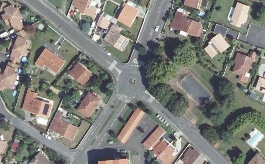 Vue aérienne du Rond-point anonyme n°63195089