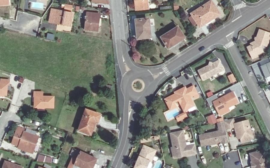 Vue aérienne du Rond-point anonyme n°63195103