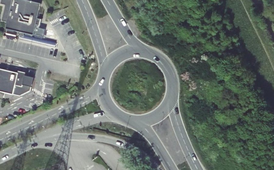 Vue aérienne du Rond-point anonyme n°632152283