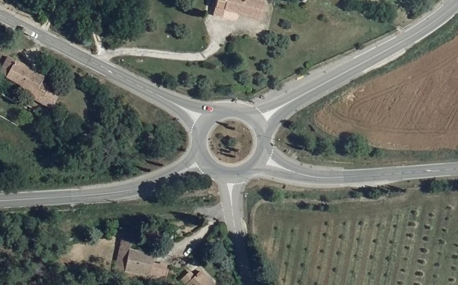 Vue aérienne du Rond-point anonyme n°63221296