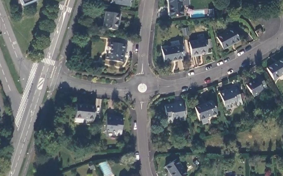 Vue aérienne du Rond-point anonyme n°632263307