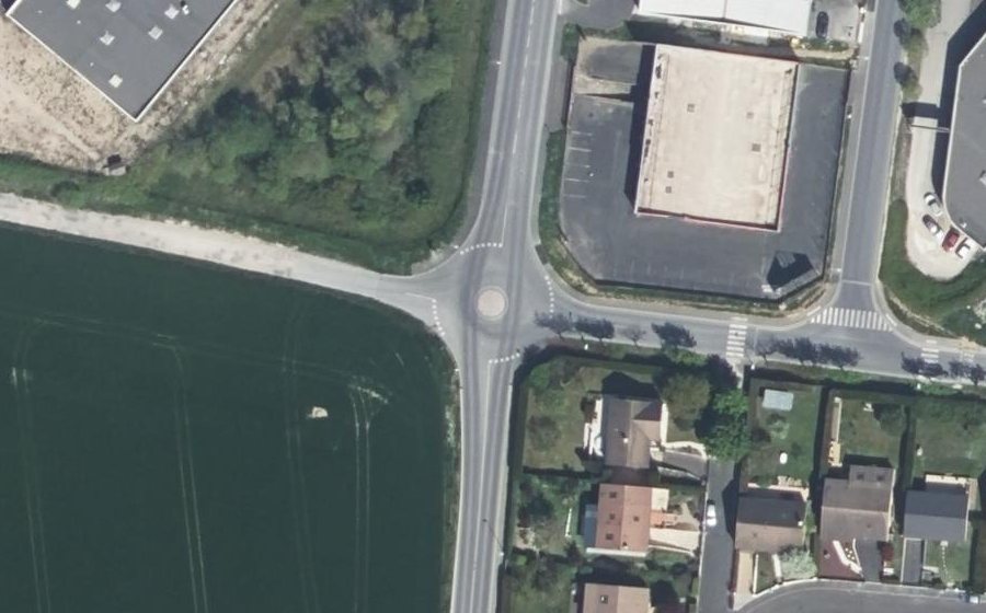 Vue aérienne du Rond-point anonyme n°632602905